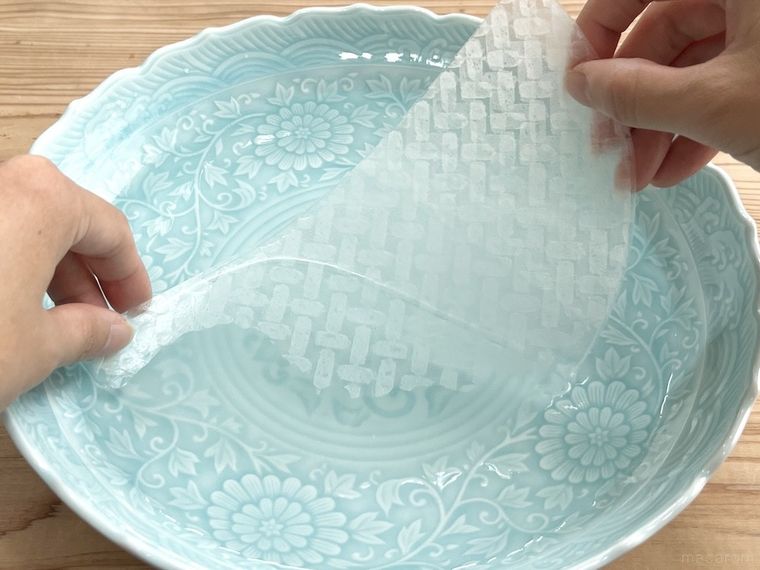 ライスペーパーを水にくぐらせている様子