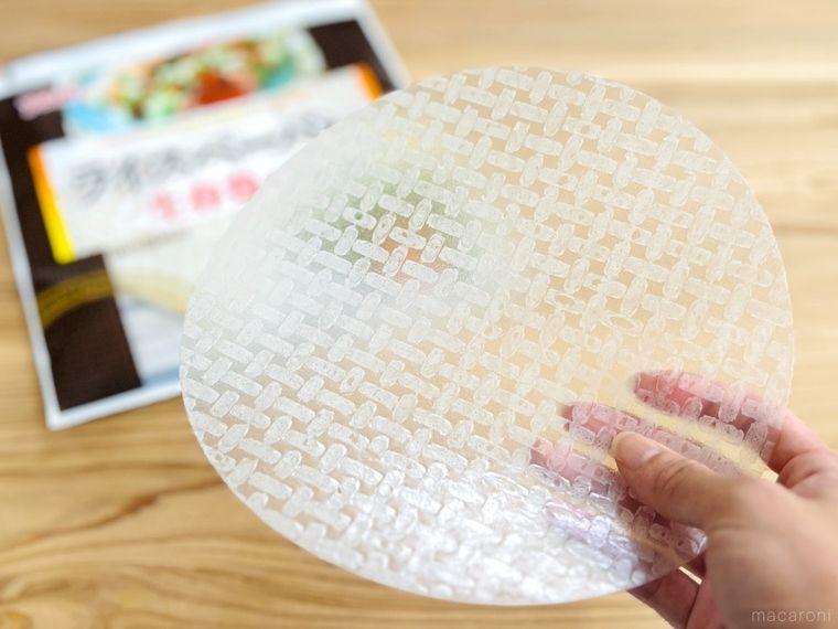 ライスペーパーを手で持っている様子