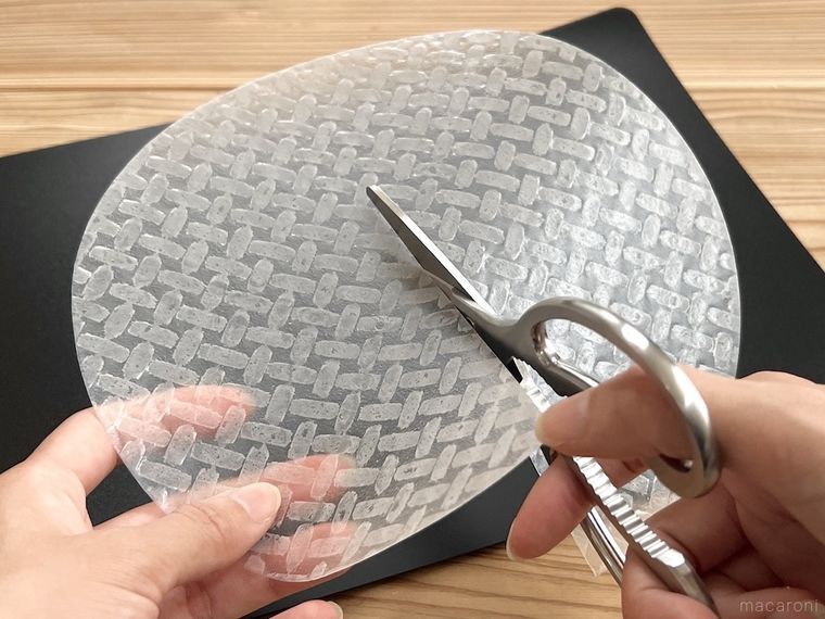 キッチンバサミでライスペーパーを半分に切っている様子