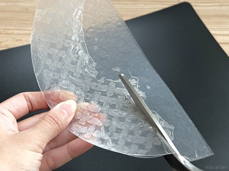 キッチンバサミでライスペーパーを切っている様子