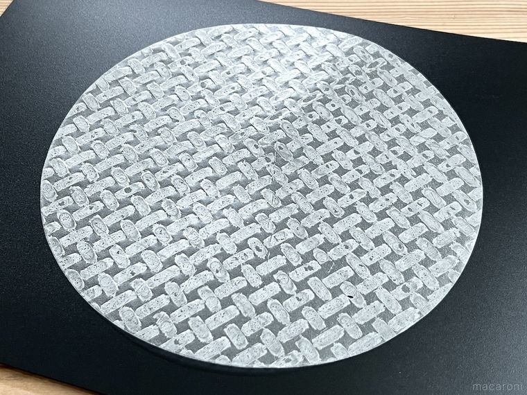 まな板の上に置かれたライスペーパー