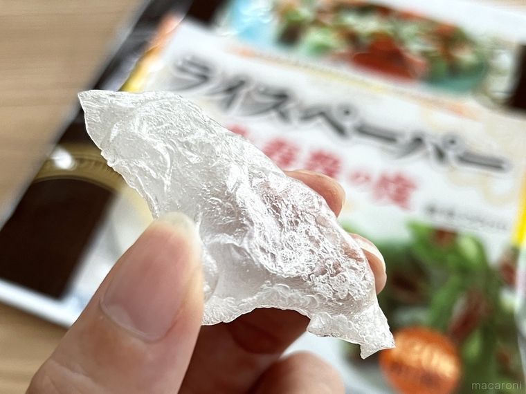 ライスペーパーで作ったスナックを手で持っている様子