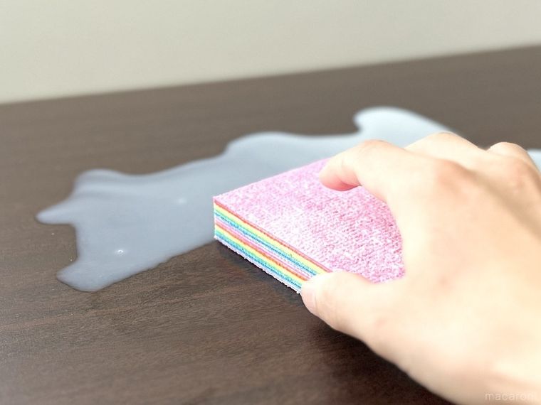 驚吸水おそうじスポンジでこぼれた豆乳を拭いている様子