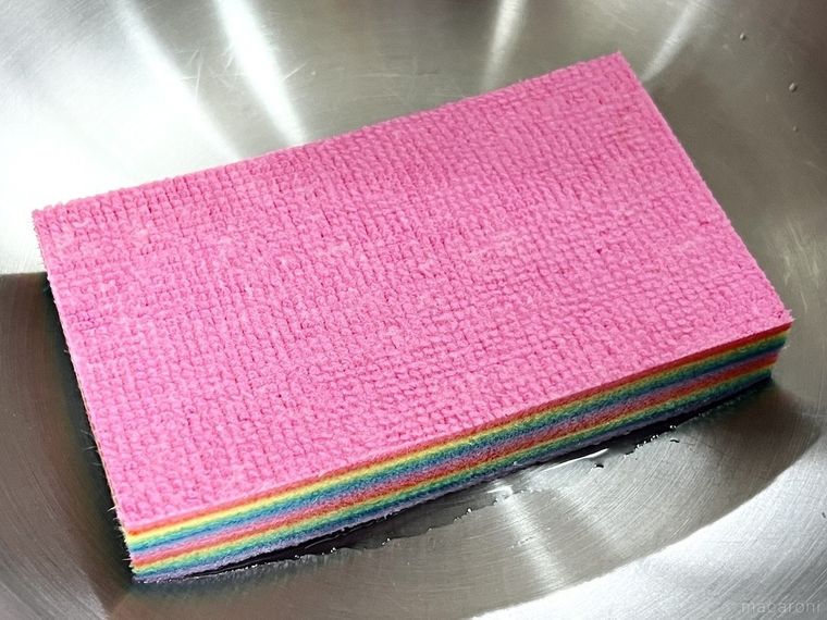 水をかけた驚吸水おそうじスポンジ