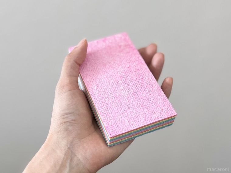 驚吸水おそうじスポンジを手で持っている様子