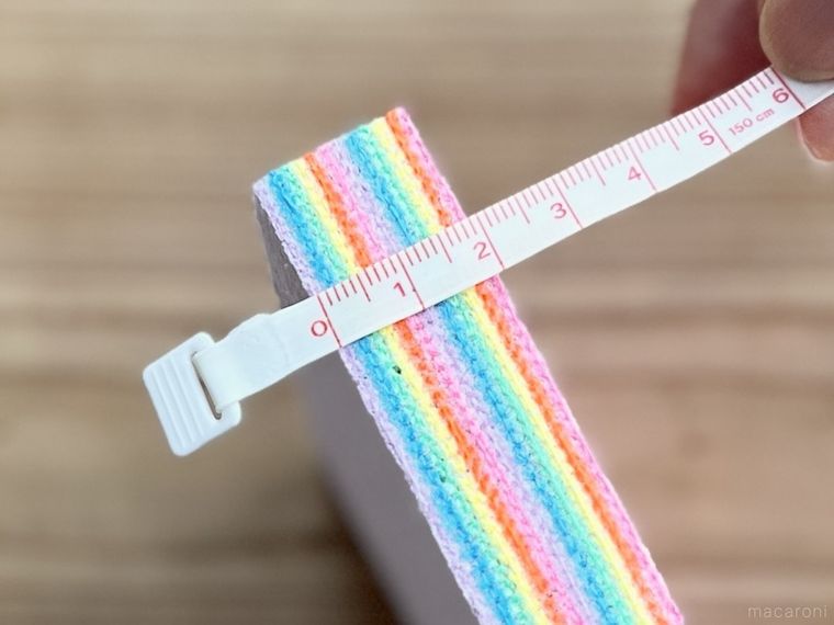 驚吸水おそうじスポンジの厚さを測っている様子