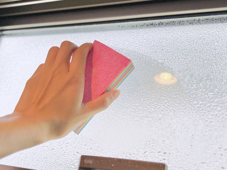驚吸水おそうじスポンジで結露を拭いている様子