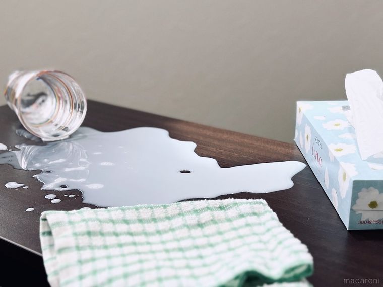 テーブルに豆乳をこぼした様子