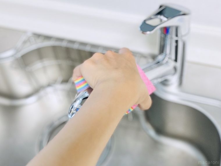 驚吸水おそうじスポンジで蛇口まわりを磨いている様子