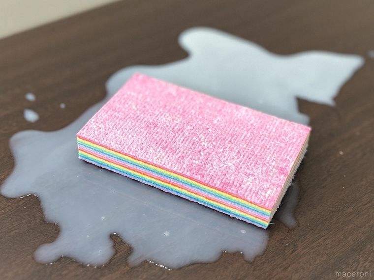 こぼれた豆乳の上に驚吸水おそうじスポンジを置いた様子