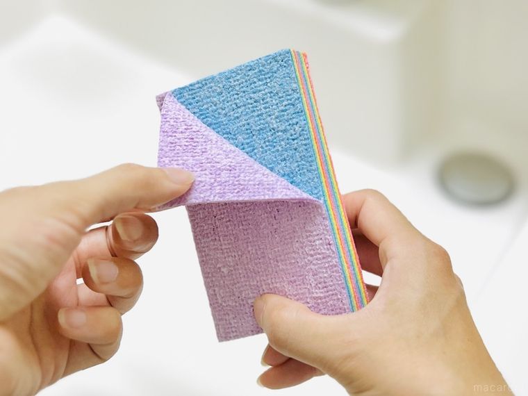 驚吸水おそうじスポンジを剥がしている様子