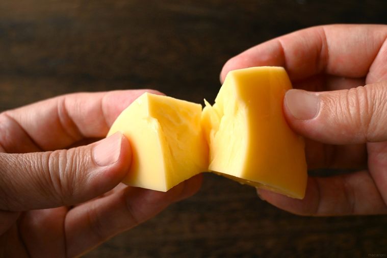 増えるチーズを手で裂く様子