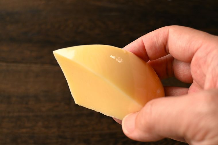 増えるチーズを手で持つ様子