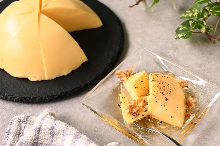 カットした増えるチーズにはちみつやナッツ、黒こしょうをかけた様子