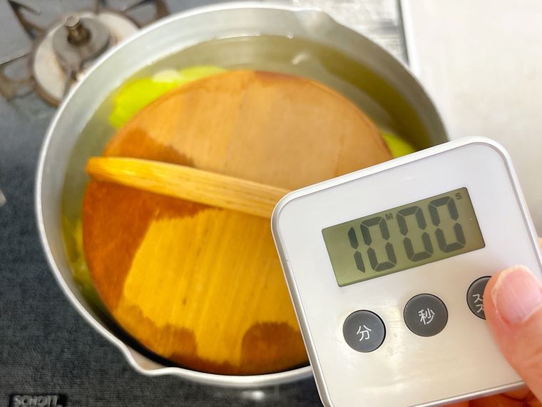 落とし蓋をしてとうもろこしを10分放置する様子