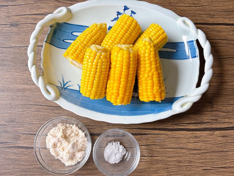 皿に盛られたとうもろこし、きび砂糖、塩