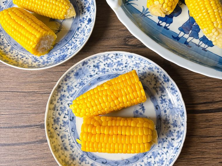 甘くする方法を試したとうもろこしと甘くないとうもろこしを盛り付けた様子