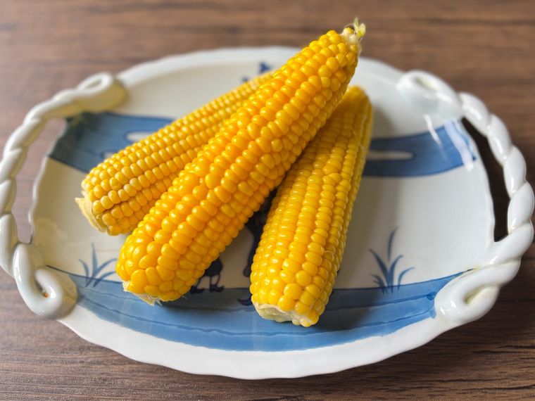 皿に盛られた3本のとうもろこし
