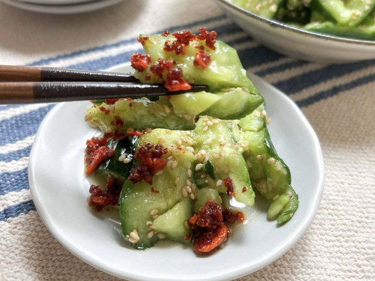 白い小皿に盛り付けられた韓国風たたききゅうりと食べるラー油