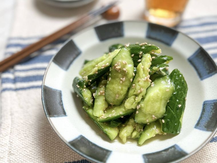 青と白の縞模様の器に盛り付けられた韓国風たたききゅうり