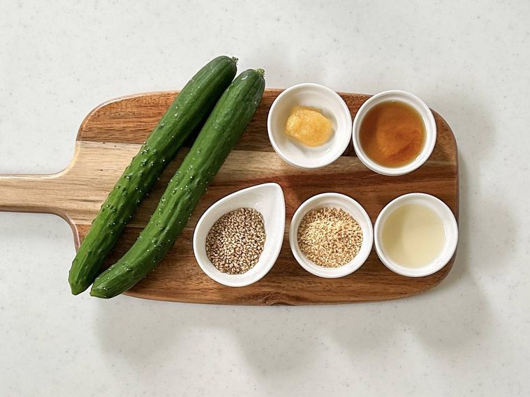 木製のボードにのったきゅうりや調味料