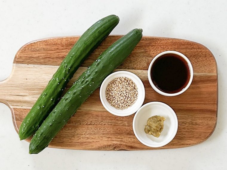 木製のボードに並べられたきゅうり、ポン酢しょうゆ、柚子こしょう、白いりごま