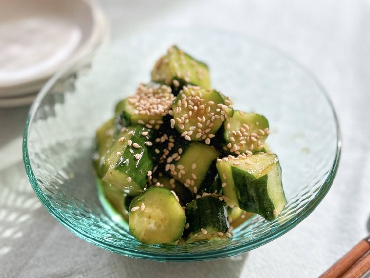 青のガラスの器に盛り付けられたきゅうりの柚子こしょう和え