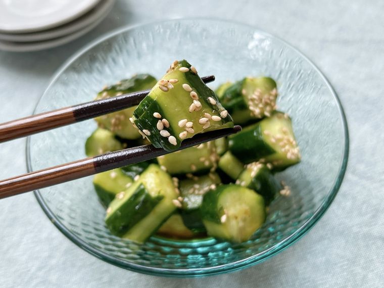 青のガラスの器に盛り付けられたきゅうりの柚子こしょう和え