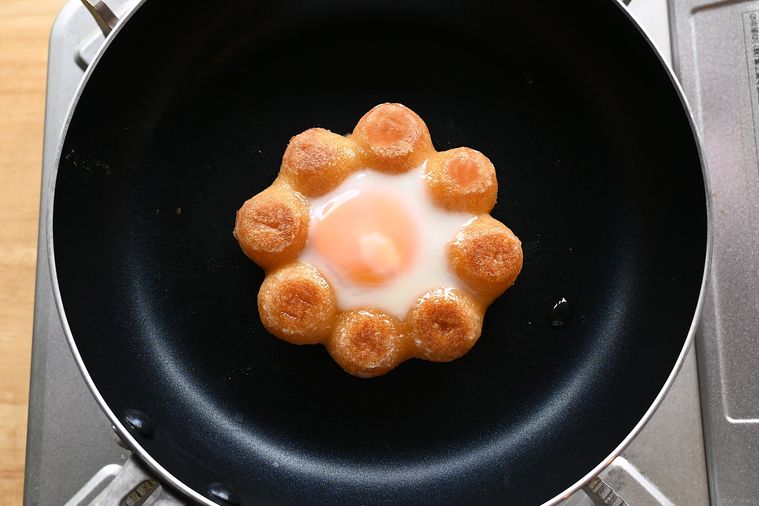 ポン・デ・リングの真ん中の空洞に目玉焼きが入っている