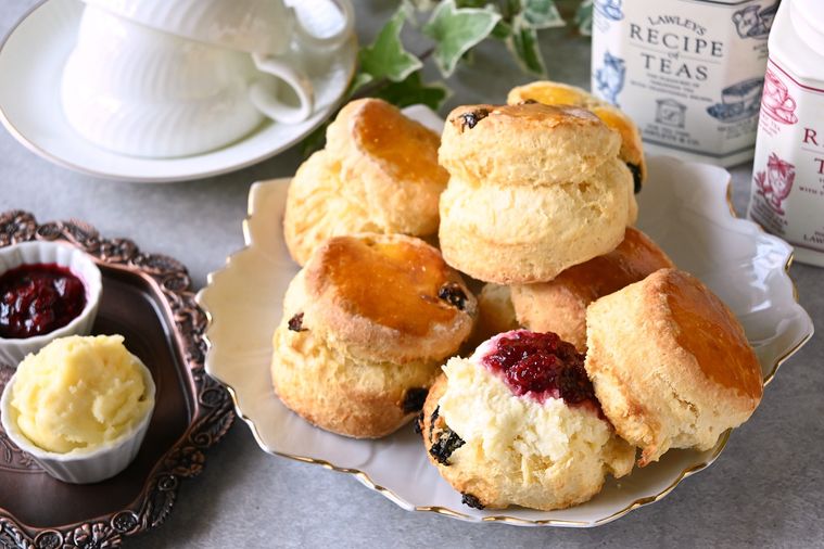 皿に盛り付けたスコーンとカップソーサー