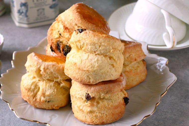 焼き立てのスコーンが皿に盛り付けられている