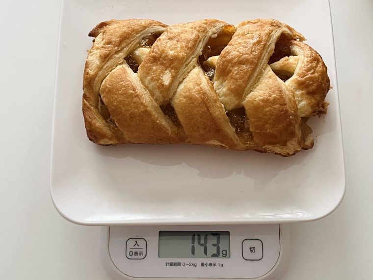 アップルシュトルーデルの重さを測っている様子