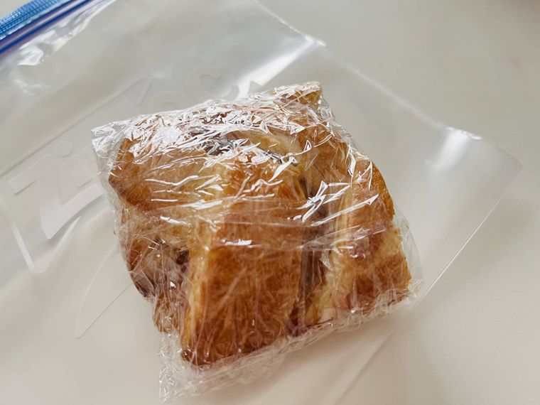 ラップで包んだアップルシュトルーデル