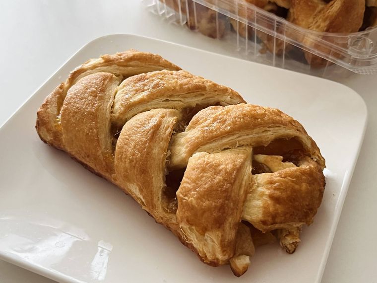 皿にのせたアップルシュトルーデル