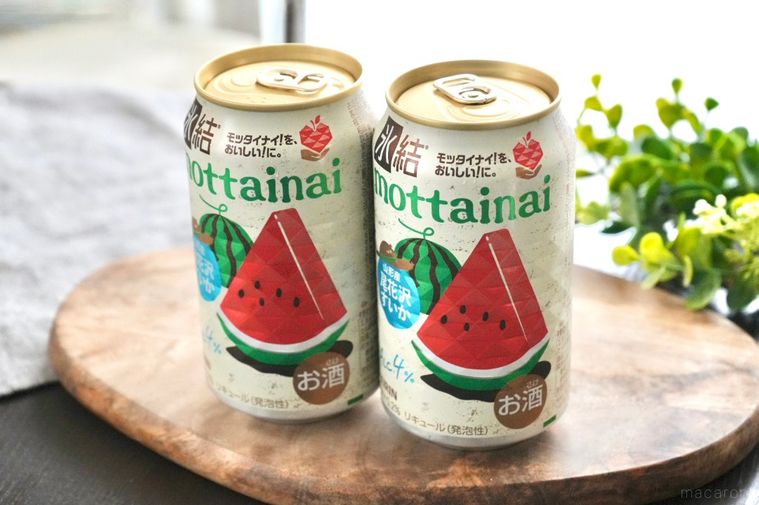 木のカッティングボードにのった尾花沢すいかの缶チューハイとグレーの布とグリーン