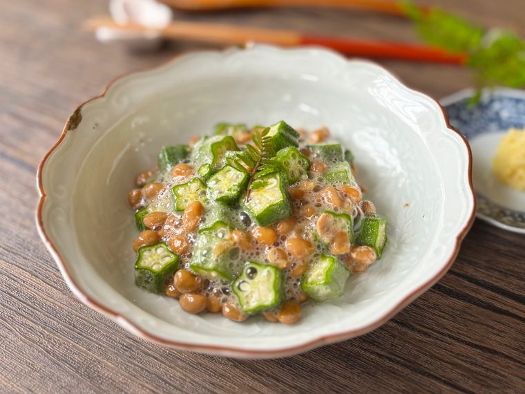 和皿に盛られたオクラと納豆の和え物