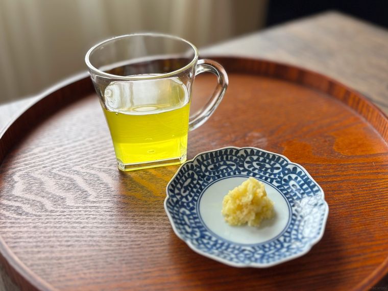 手付きのグラスに入ったオクラ茶と和皿に盛られたすりおろししょうが