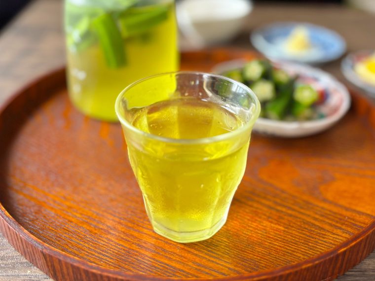 グラスに入ったオクラ茶