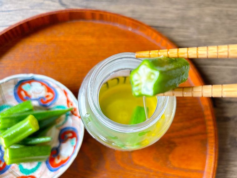 冷水ポットからオクラを取り出す様子