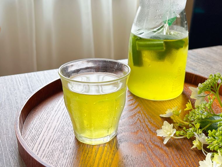 冷水ポットに入ったオクラ茶とグラスに入ったオクラ茶