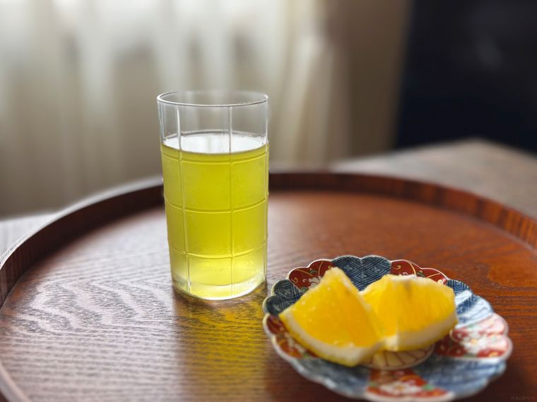 オクラ茶入ったグラスとカットレモンをおかれた和皿