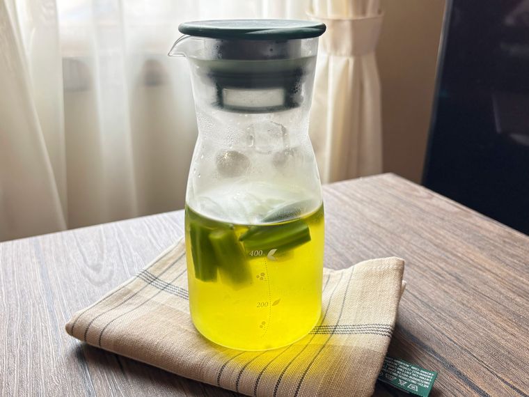 冷水ポットに入ったオクラ茶
