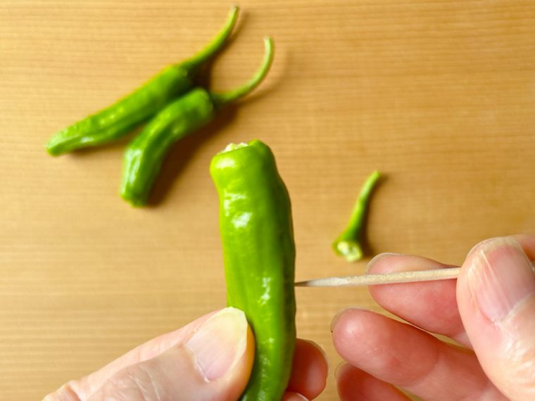 ししとうに穴を開ける様子