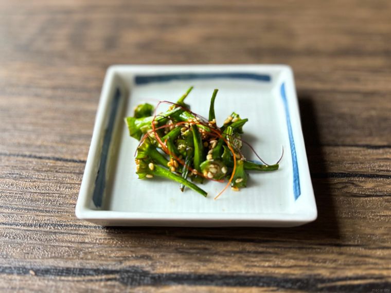 四角の皿に盛られたししとうのヘタのきんぴら