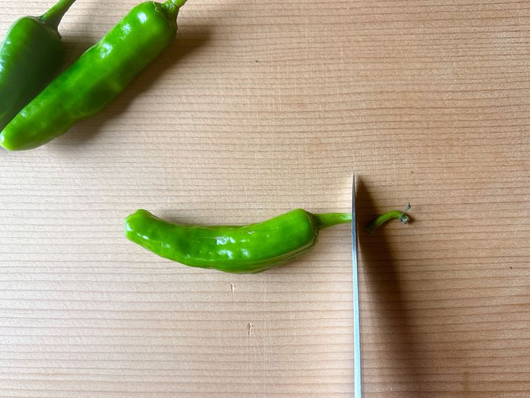 ヘタの先を切る様子