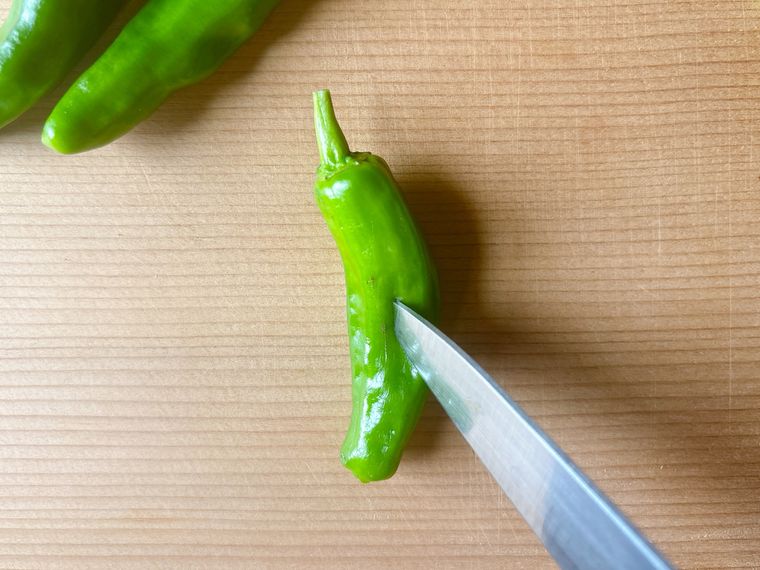 ししとうに切り込みを入れる様子