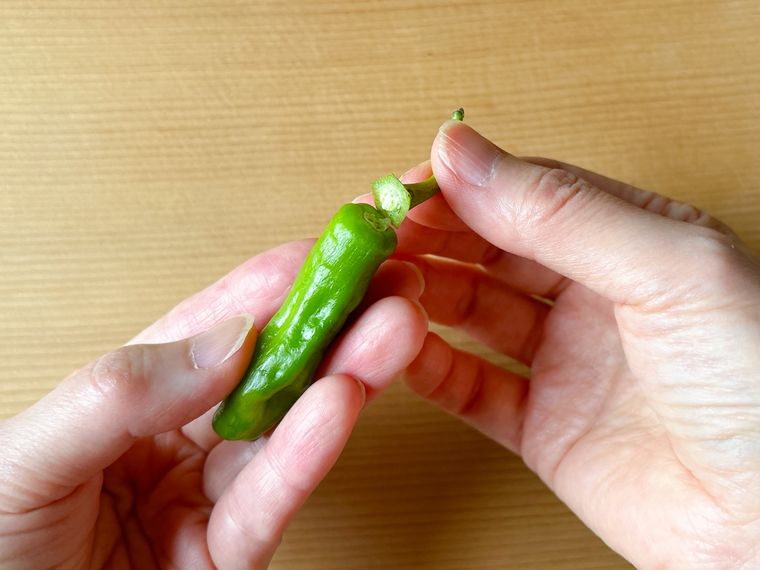 ししとうのヘタをとる様子