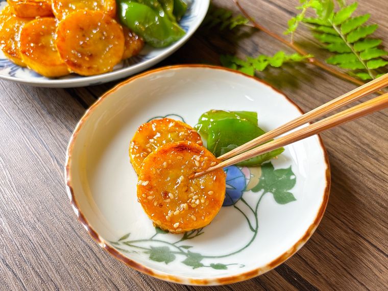 取り皿に盛り付けた黄色ズッキーニを箸あげする様子