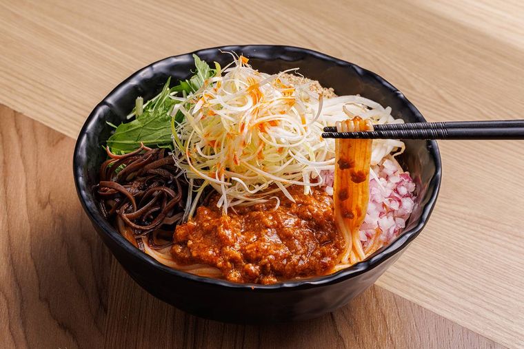 タムジャイサムゴーの汁なし麻辣担々米線の米線を箸上げしている様子