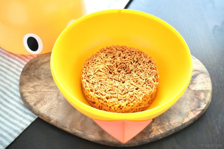 木のカッティングボードにのった黄色いひよこ型のラーメンガジェット